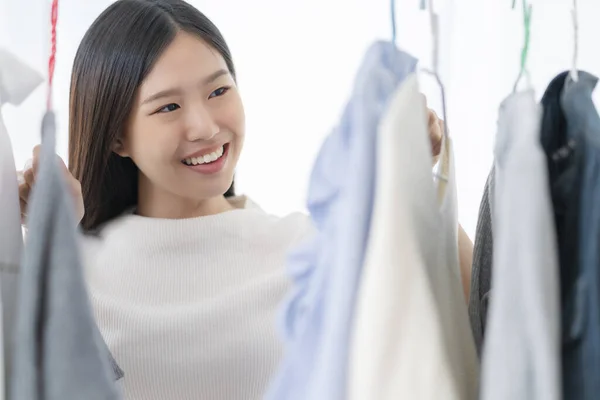 Довольно Счастье Азиатской Женщины Покупки Весельем Chooing Одежду Платье Магазине — стоковое фото