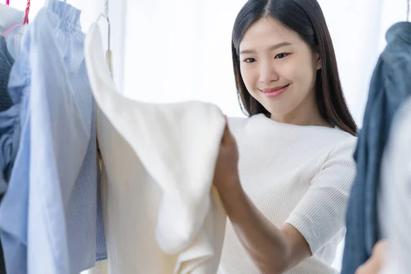 Bastante Felicidad Asiático Mujer Compras Con Divertido Elegir Paños Vestido — Foto de Stock