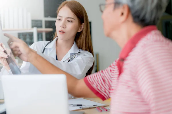 Inteligente Atractivo Asiático Mujer Doctor Explicar Discutir Con Viejo Asiático —  Fotos de Stock