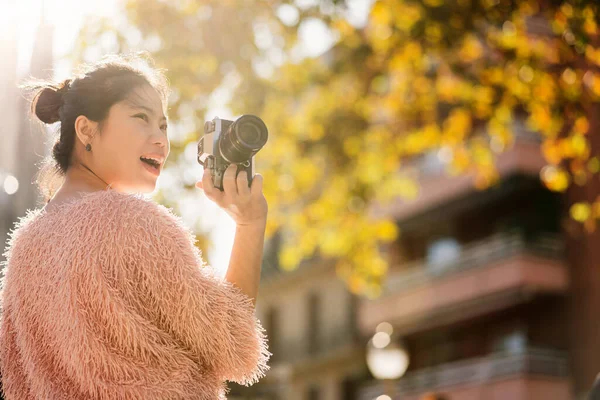 幸せな旅行クローズアップアジアの女性の手撮影カメラ旅行者は 有名なランドマーク建築 カメラ休暇のコンセプトでアジアの写真家旅行の背景とメモリをキャプチャします — ストック写真