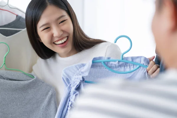 Bonita Felicidade Asiático Mulher Compras Com Diversão Chooing Panos Vestido — Fotografia de Stock