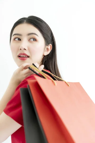 Atraente Bonito Asiático Mulher Vermelho Vestido Mão Segurar Compras Saco — Fotografia de Stock