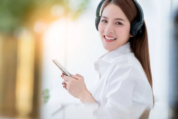 Beleza Asiático Feminino Vestido Branco Longo Cabelo Usar Fone Ouvido — Fotografia de Stock