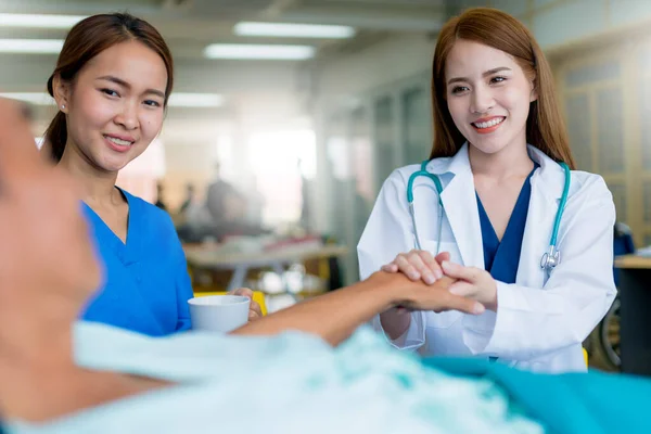 アジアの女性医師の励ましと患者のがん化への支援病院の健康構想について相談 検討した後 — ストック写真