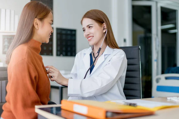 Medico Donna Asiatica Cancro Seno Sintomi Fattori Rischio Controllo Del — Foto Stock