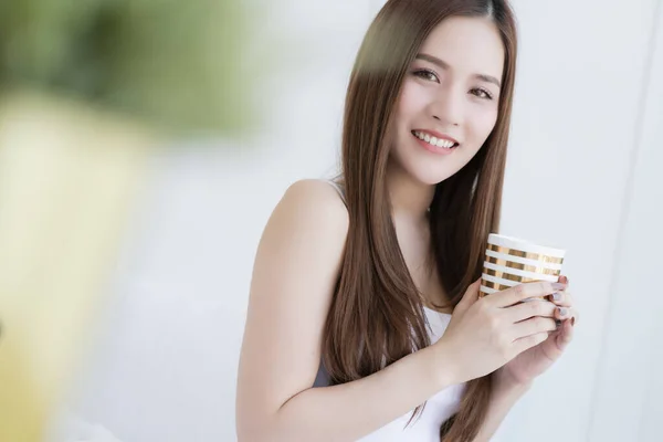 Bonito Atraente Asiático Menina Branco Tshirt Desfrutar Fim Semana Férias — Fotografia de Stock