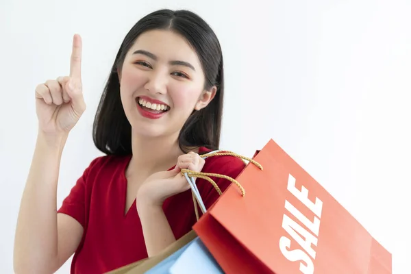 Bela Felicidade Asiático Adolescente Mulher Vermelho Vestido Mão Segurar Compras — Fotografia de Stock
