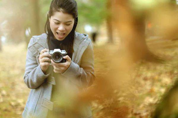 Closeup Asiático Mulher Mão Uso Cemera Engrenagem Viajante Com Fundo — Fotografia de Stock