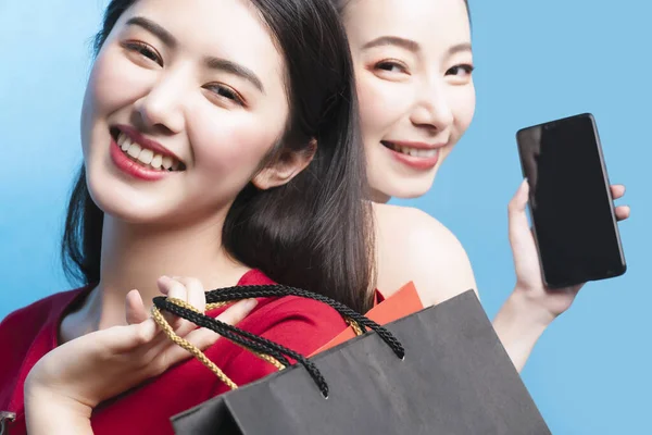 Gyönyörű Boldog Ázsiai Lány Gazdaság Okostelefon Bevásárló Táskák Élvezni Nyári — Stock Fotó