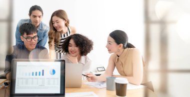 Asyalı genç, yaratıcı, mutlu ve girişimci grup. İş görüşmeleri, ofis geçmişi. İyi liderlik ve takım çalışması başarıya götürür.
