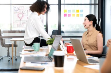 yaratıcı ajans beyin fırtınası sunumu sunum ekibi ürün tanıtımı için yol haritasını tartışıyor, Powerpoint sunumu, planlama, strateji, yeni iş geliştirme