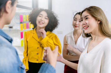 Asyalı genç, yaratıcı, mutlu ve girişimci grup. İş görüşmeleri, ofis geçmişi. İyi liderlik ve takım çalışması başarıya götürür.