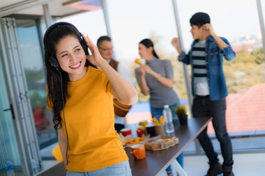 Yeni yıl partisinde ofis ortağı kadın ve erkek birlikte şarkı söylemekten ve dans etmekten mutluluk ve neşe içinde anlarından hoşlanırlar.