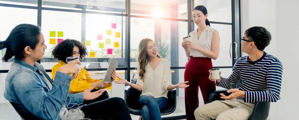 Grupo Jóvenes Asiáticos Creativo Feliz Empresario Una Reunión Negocios Oficina —  Fotos de Stock