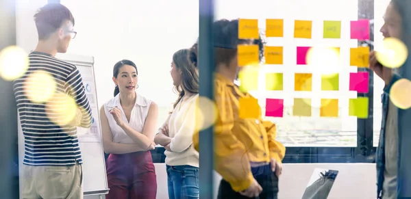 Grupo Jóvenes Asiáticos Creativo Feliz Empresario Una Reunión Negocios Oficina — Foto de Stock