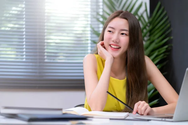 Atractivo Asiático Mujer Negocios Mujer Amarillo Vestido Casual Disfrutar Trabajo —  Fotos de Stock