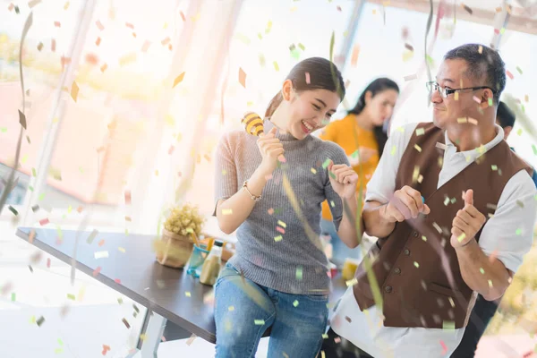 Fiesta Año Nuevo Oficina Socio Negocios Mujer Hombres Disfrutan Cantar — Foto de Stock