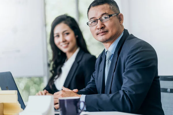 成功的商业会议团队精神成就亚洲女秘书背景的经理 — 图库照片