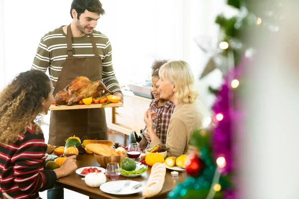 Bonne Famille Américaine Communiquant Tout Ayant Thanksgiving Déjeuner Dans Salle — Photo