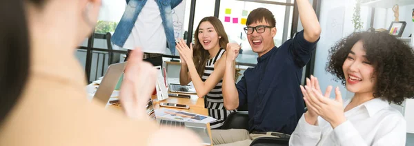 Grupo Jóvenes Asiáticos Creativo Feliz Empresario Una Reunión Negocios Oficina —  Fotos de Stock