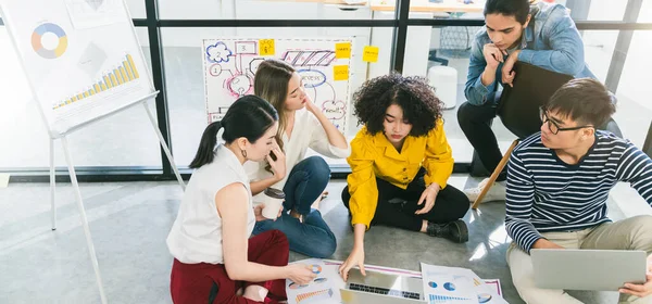 Creativo Asiático Equipo Trabajando Nuevo Startup Proyecto Sentado Piso — Foto de Stock