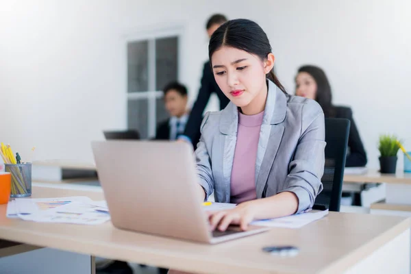 Mulher Asiática Atraente Trabalhando Com Laptop Escritório Com Felicidade Momento — Fotografia de Stock