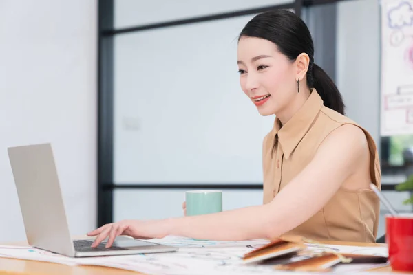Sucesso Liderança Inteligente Atraente Asiático Fêmea Trabalho Com Laptop Confiante — Fotografia de Stock