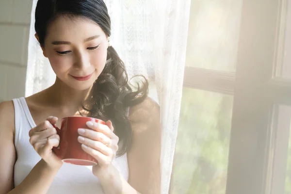 Красивая Азиатская Женщина Наслаждаться Утром Горячим Напитком Спальне Окном Света — стоковое фото