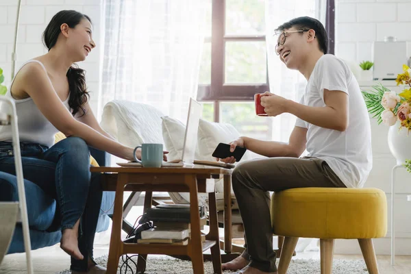 甜蜜的亚洲人结婚夫妻幸福的时刻和热饮在客厅的家甜蜜的家的概念 — 图库照片