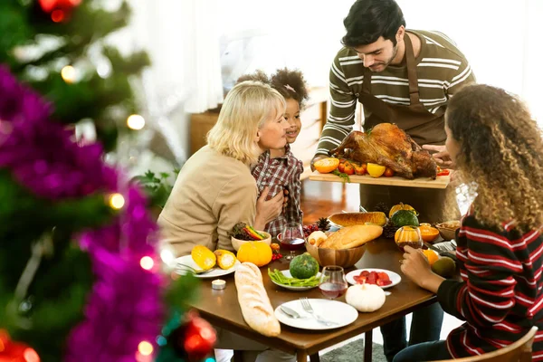 Bonne Famille Américaine Communiquant Tout Ayant Thanksgiving Déjeuner Dans Salle — Photo