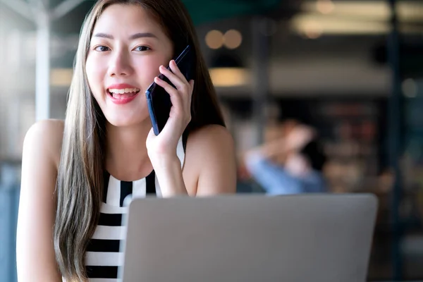 Estilo Vida Atractivo Asiático Femenino Vestido Casual Relajarse Trabajo Con —  Fotos de Stock