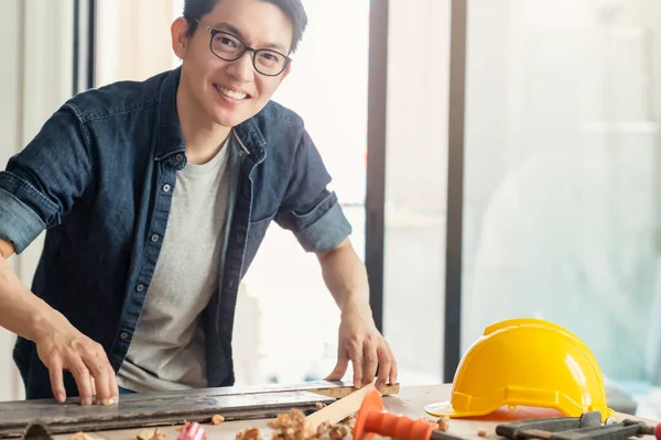 Intelligente Attraente Portata Mano Occhiali Asiatico Maschio Artigiano Interior Designer — Foto Stock