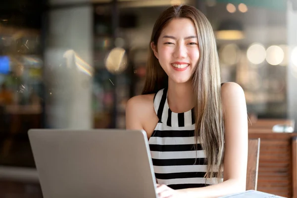 Atraente Asiático Mulher Sorriso Feminino Com Confiante Trabalho Café Freelance — Fotografia de Stock