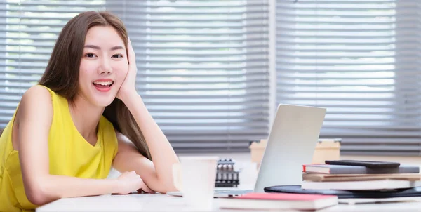 Liftstyle Asiático Atractivo Sonriente Mujer Amarillo Vestido Relajarse Disfrutar Descanso —  Fotos de Stock