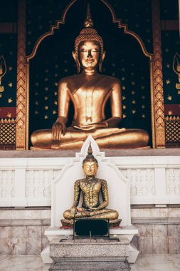 Bangkok, Tayland 'daki Altın Dağ Tapınağı yolunda oturan Buda.
