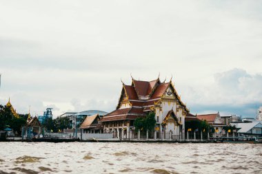 Nehirden tapınağa Bangkok manzarası