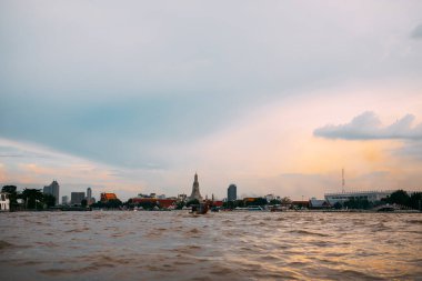 Nehirden tapınağa Bangkok manzarası