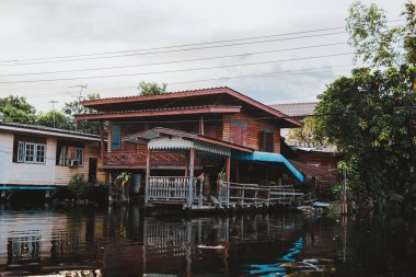 Bangkok, Tayland 'da gün batımında nehir kıyısındaki ahşap evler