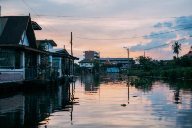 Bangkok, Tayland 'da gün batımında nehir kıyısındaki ahşap evler