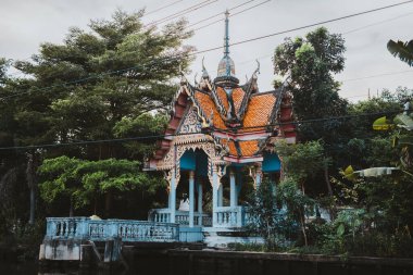 Bangkok, Tayland 'da gün batımında nehrin kıyısındaki Budist tapınağı