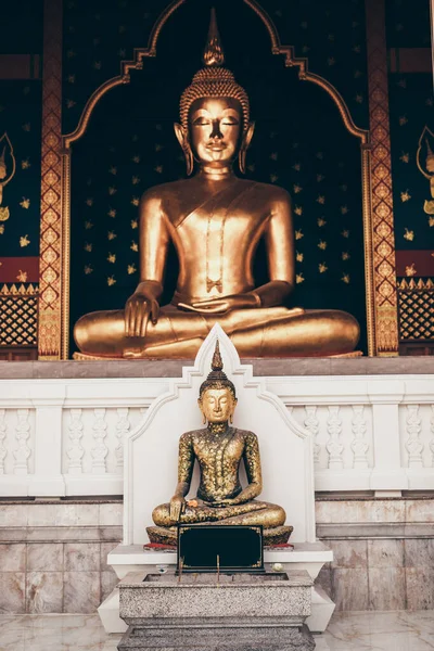 Buda Sentado Caminho Templo Montanha Dourada Bangkok Tailândia — Fotografia de Stock