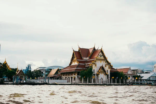 Nehirden tapınağa Bangkok manzarası