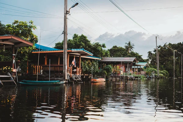 Bangkok, Tayland 'da gün batımında nehir kıyısındaki ahşap evler