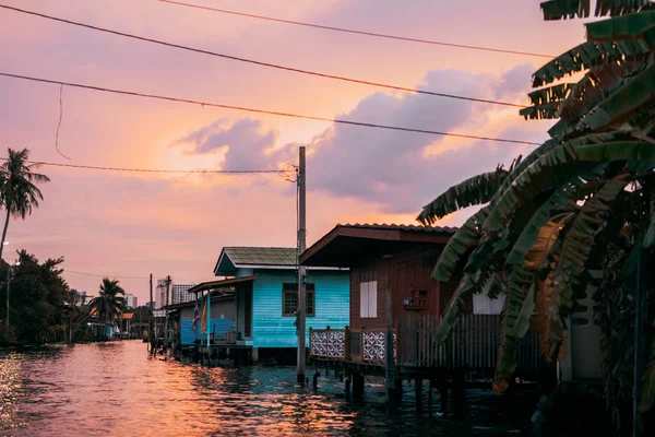 Bangkok, Tayland 'da gün batımında nehir kıyısındaki ahşap evler