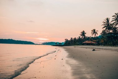 Koh Chang Sahili 'nde gün batımı, Tayland Körfezi.