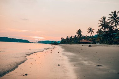 Koh Chang Sahili 'nde gün batımı, Tayland Körfezi.