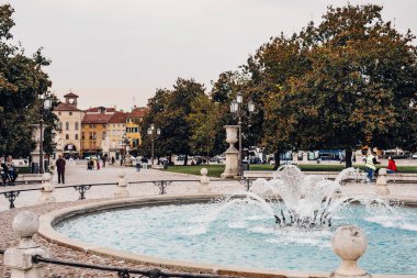 İtalya 'nın Padova kentindeki Prato della Valle Meydanı