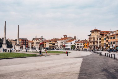 İtalya 'nın Padova kentindeki Prato della Valle Meydanı