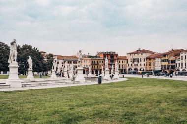 İtalya 'nın Padova kentindeki Prato della Valle Meydanı