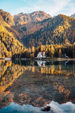 Antholzer, göl, Dolomite Alpleri, İtalya 'nın kuzeyi